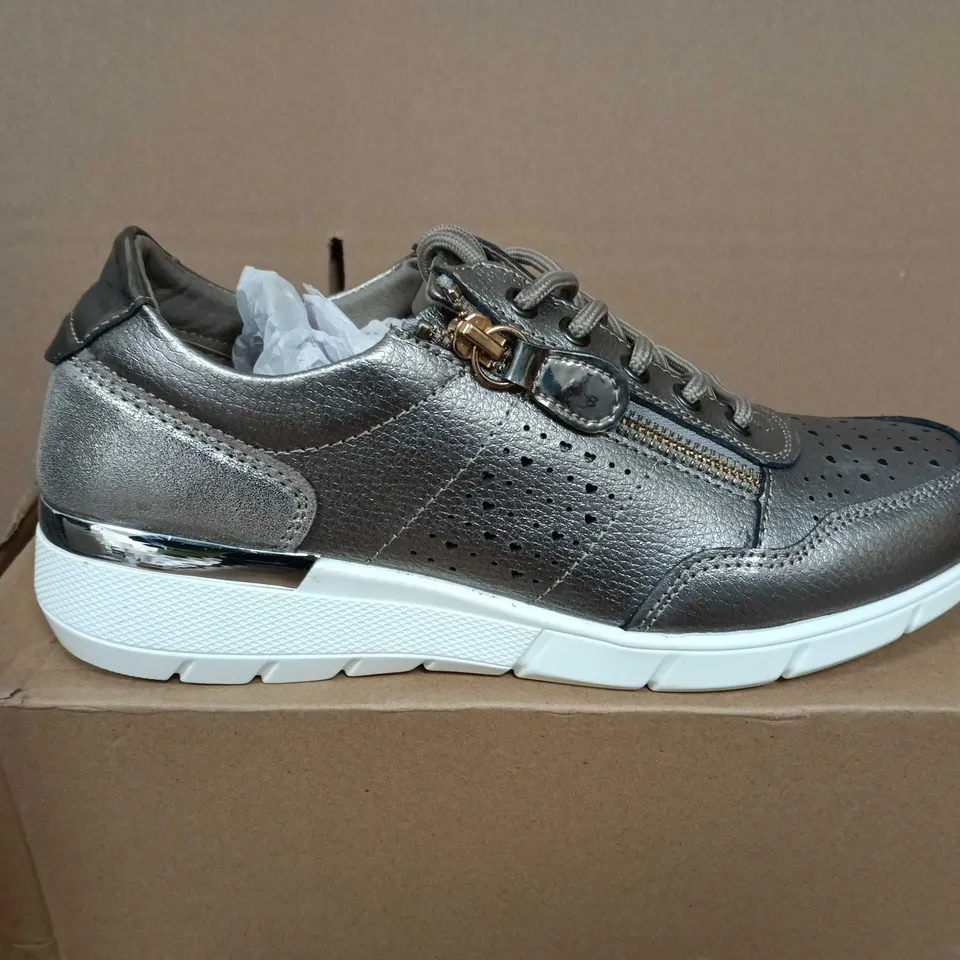 BOXED PAIR OF METALLIC GREY LEATHER-LOOK TRAINERS WITH PERFORATED TOE AND SIDE ZIP DETAIL UK SIZE 8