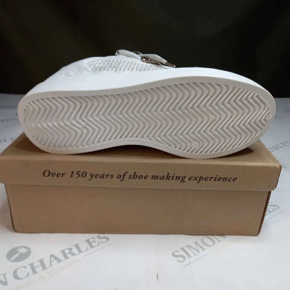 BOXED CUSHION WALK WHITE TRAINERS - SIZE 6