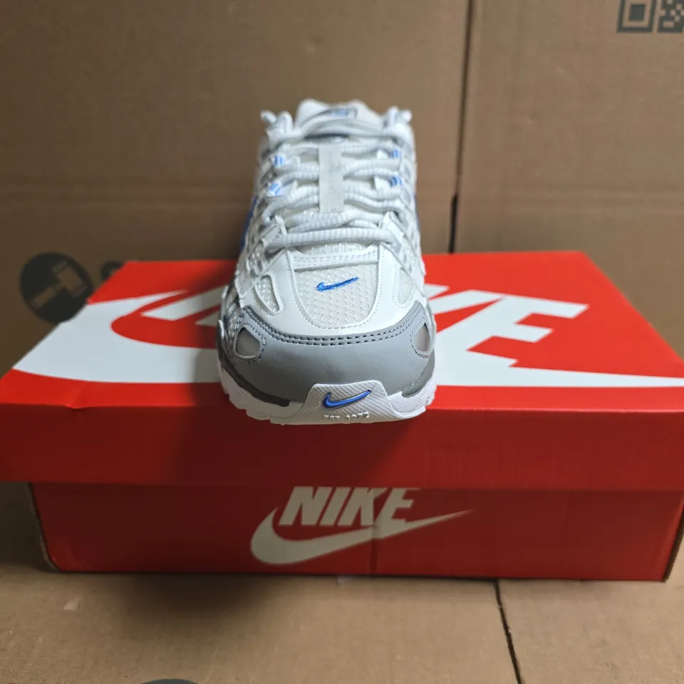 BOXED PAIR OF NIKE P-6000 TRAINERS IN WHITE/SILVER SIZE UK 7