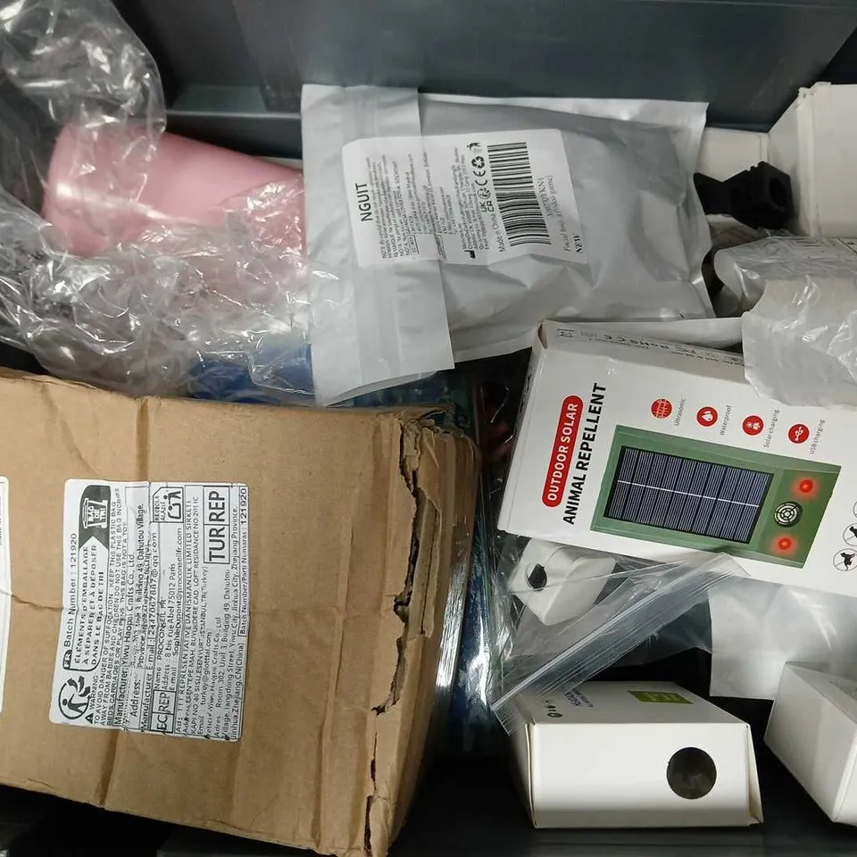 APPROXIMATELY 15 ASSORTED HOUSEHOLD ITEMS TO INCLUDE MNG CUTLERY, BRAID AND SPLITRING SCISSOR, ANIMAL REPELLENT, ETC