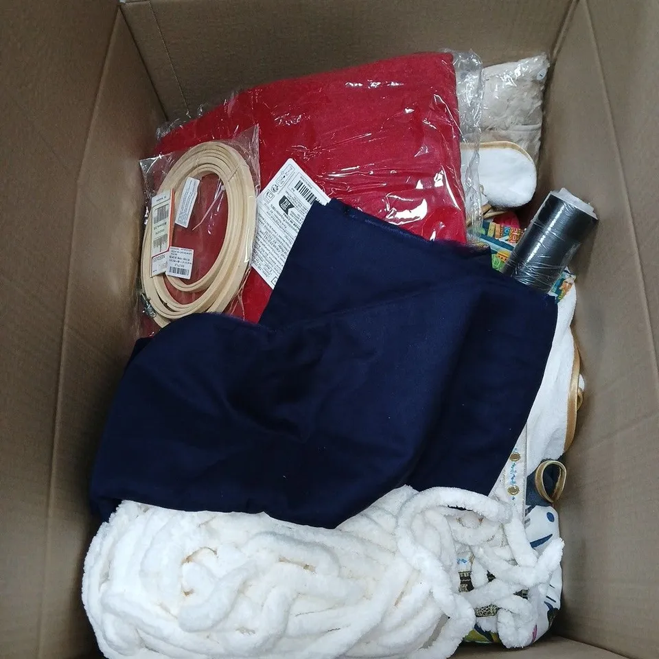BOX OF APPROXIMATELY 20 ASSORTED HOUSEHOLD ITEMS INCLUDING SNUG AS BUG BIG WOOL , WALL CLOCK  AND CLOTHES LINE 