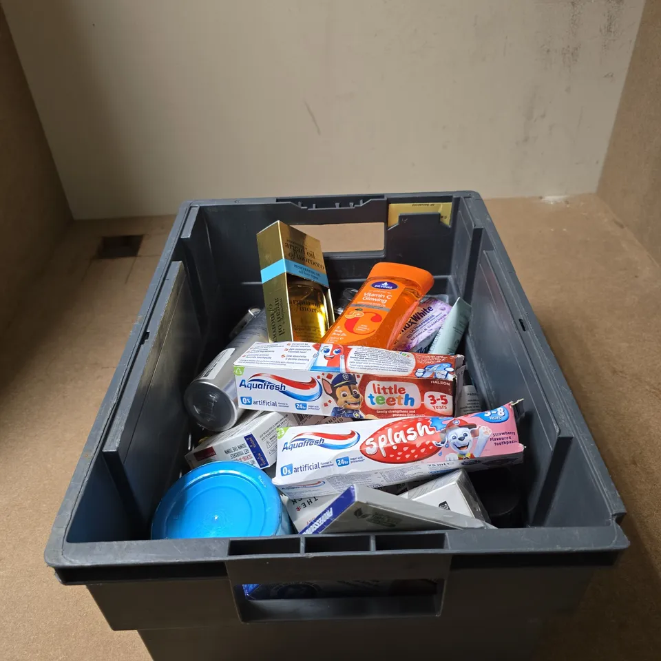 TOTE OF APPROXIMATELY 20 ASSORTED COSMETIC ITEMS TO INCLUDE LIZ EARLE, ARGAN OIL OF MOROCCO, AQUAFRESH, ID WHITENING, DR VINAS VITAMIN C GLOWING BODY OIL ETC