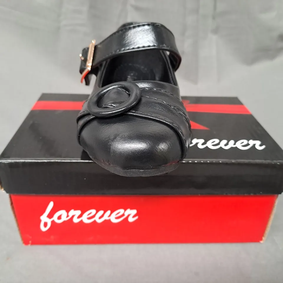 BOX OF APPROXIMATELY 10 PAIRS OF FOREVER KIDS SHOES IN BLACK IN VARIOUS SIZES