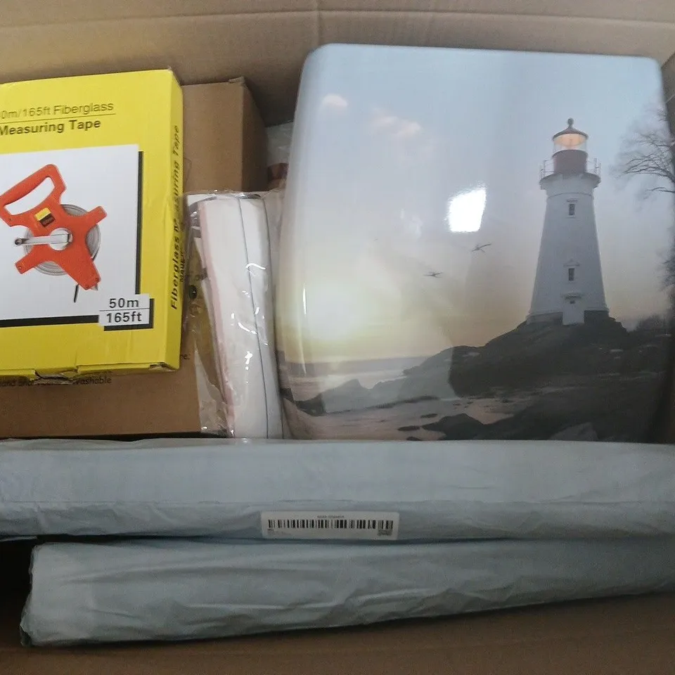 APPROXIMATELY 15 ASSORTED HOUSEHOLD PRODUCTS TO INCLUDE TOILET SEAT, 50 FIBERGLASS MEASURING TAPE, WALL STICKERS, ETC - COLLECTION ONLY