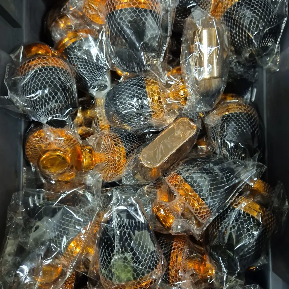 APPROXIMATELY 30 TANNING BRUSHES IN COPPER EFFECT 