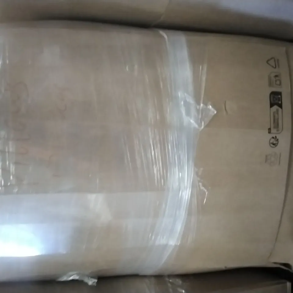PALLET CONTAINING A LARGE QUANTITY OF PILLOWS