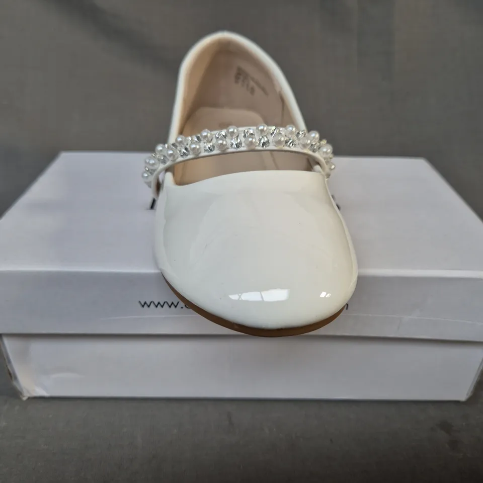 BOXED PAIR OF DREAM PAIRS KID'S SHOES IN WHITE W. JEWEL EFFECT UK SIZE 13