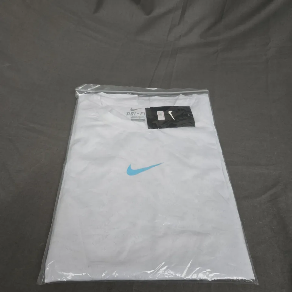 BAGGED NIKE LOGO DRI-FIT TEE SIZE L