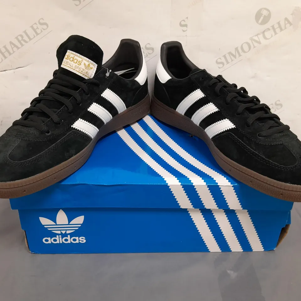 BOXED PAIR OF ADIDAS HANDBALL SPEZIAL SHOES IN BLACK/WHITE UK SIZE 9