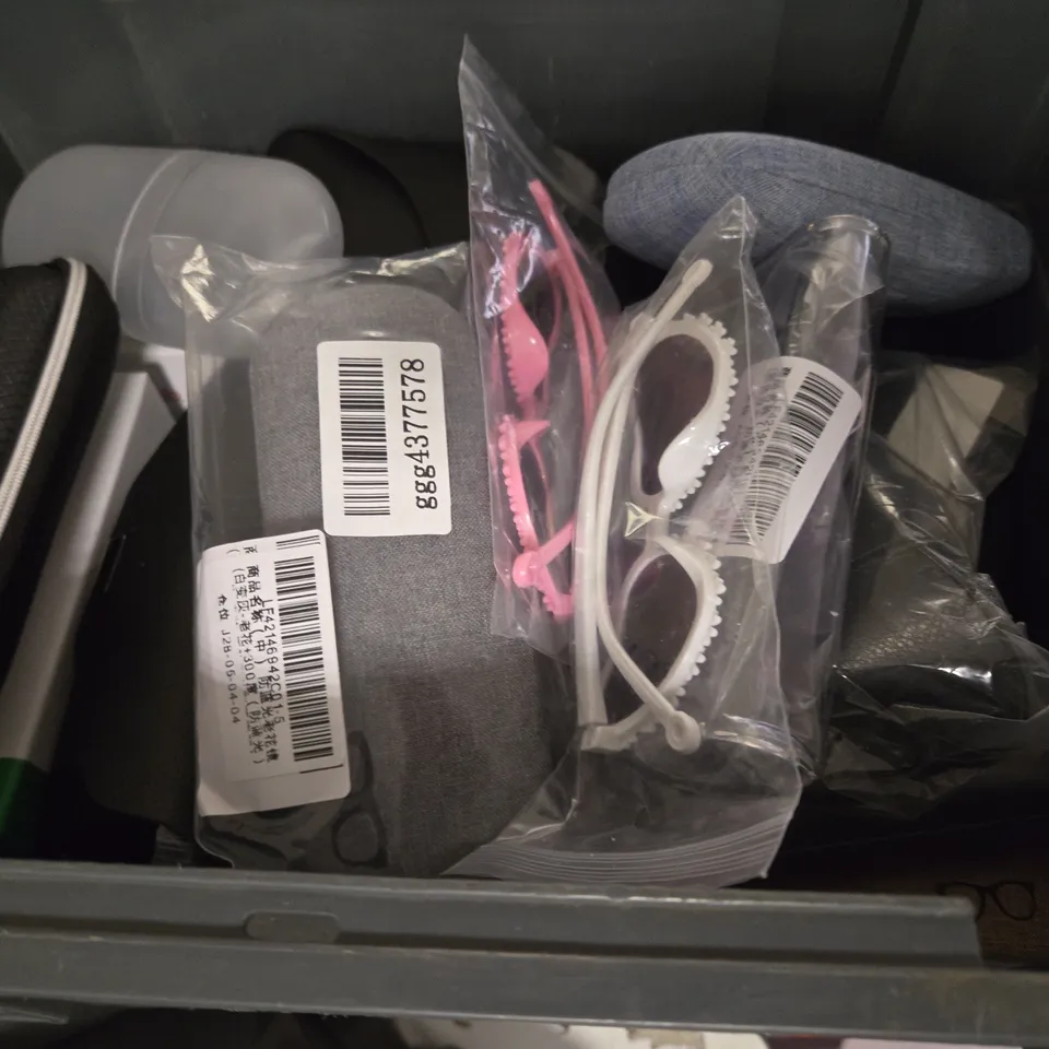 APPROXIMATELY 15 ASSORTED VISION CARE ITEMS TO INCLUDE - EYEWEAR GLASSES , CARRY CASES , SUN GLASSES ETC