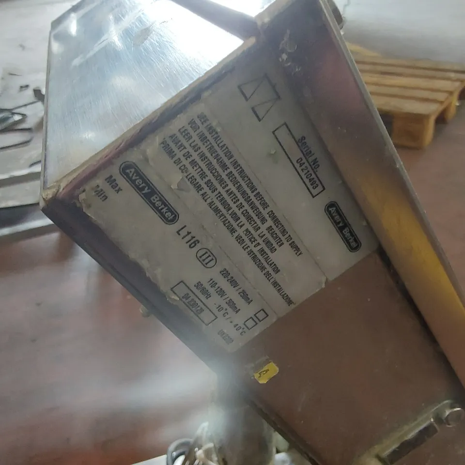 AVERY BERKEL L116 PORTABLE SCALE