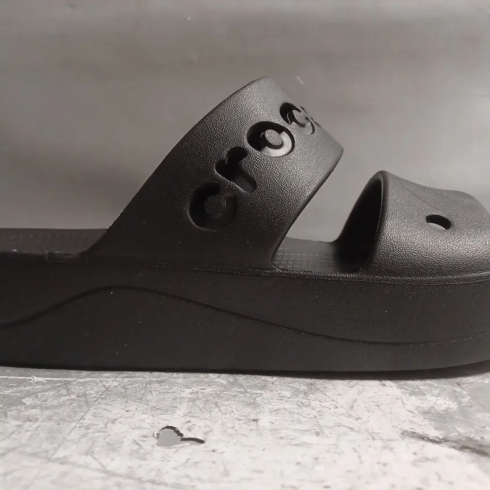 PAIR OF CROCS BAYA PLATFORM SANDALS IN BLACK SIZE UK 8