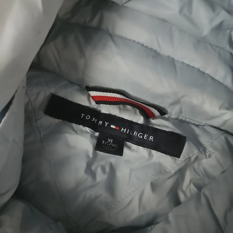 TOMMY HILFIGER PUFFER JACKET – LIGHT BLUE – XL
