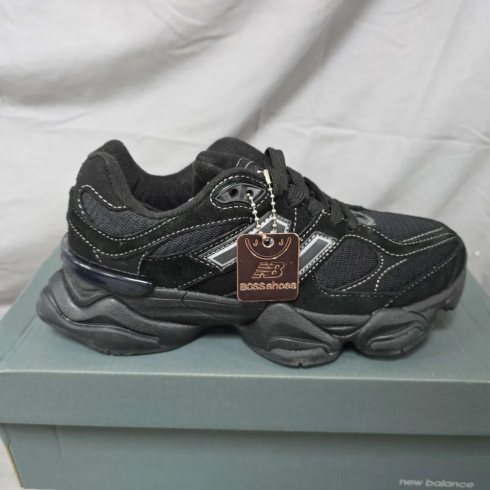 BOXED PAIR OF NEW BALANCE LIFESTYLE TRAINERS IN BLACK - UK 5