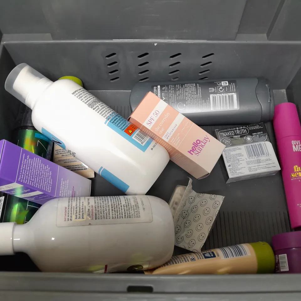 APPROXIMATELY 20 ASSORTED COSMETICS PRODUCTS TO INCLUDE - DOVE MEN SENSITIVE WASH - NIVEA SUN CREAM - FEMINELLE WASH - ETC