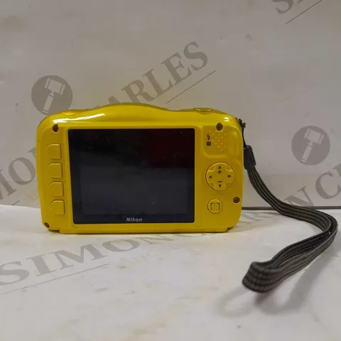 NIKON COOLPIX IN YELLOW