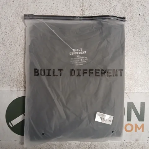 BAGGED BUILT DIFFERENT CREW T-SHIRT IN CARBON SIZE 2XL