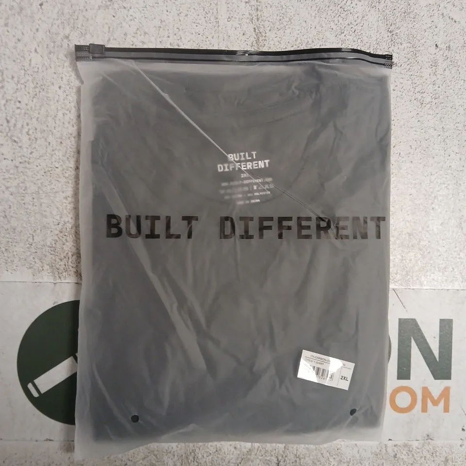 BAGGED BUILT DIFFERENT CREW T-SHIRT IN CARBON SIZE 2XL