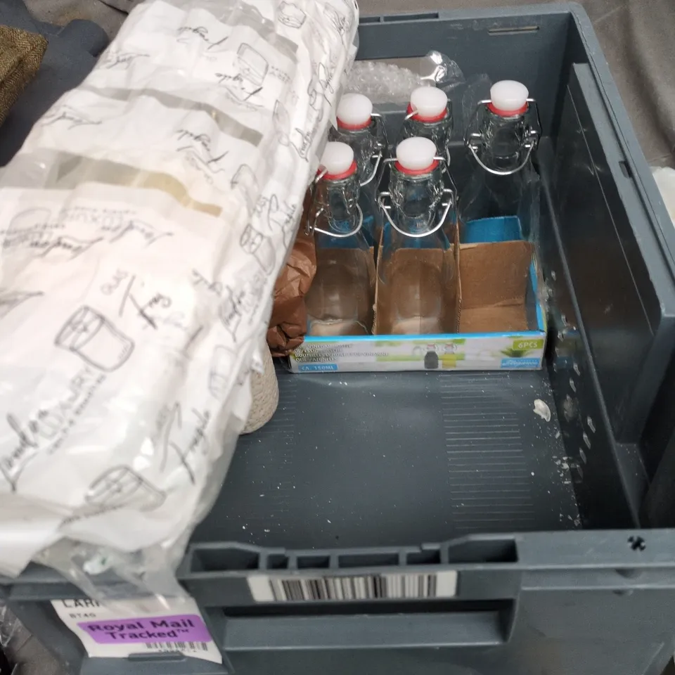 LOT OF APPROXIMATELY 10 ASSORTED POTTERY ITEMS TO INCLUDE MUG GIFT SET, GLASS VINEGAR BOTTLES AND A SIDE PLATE