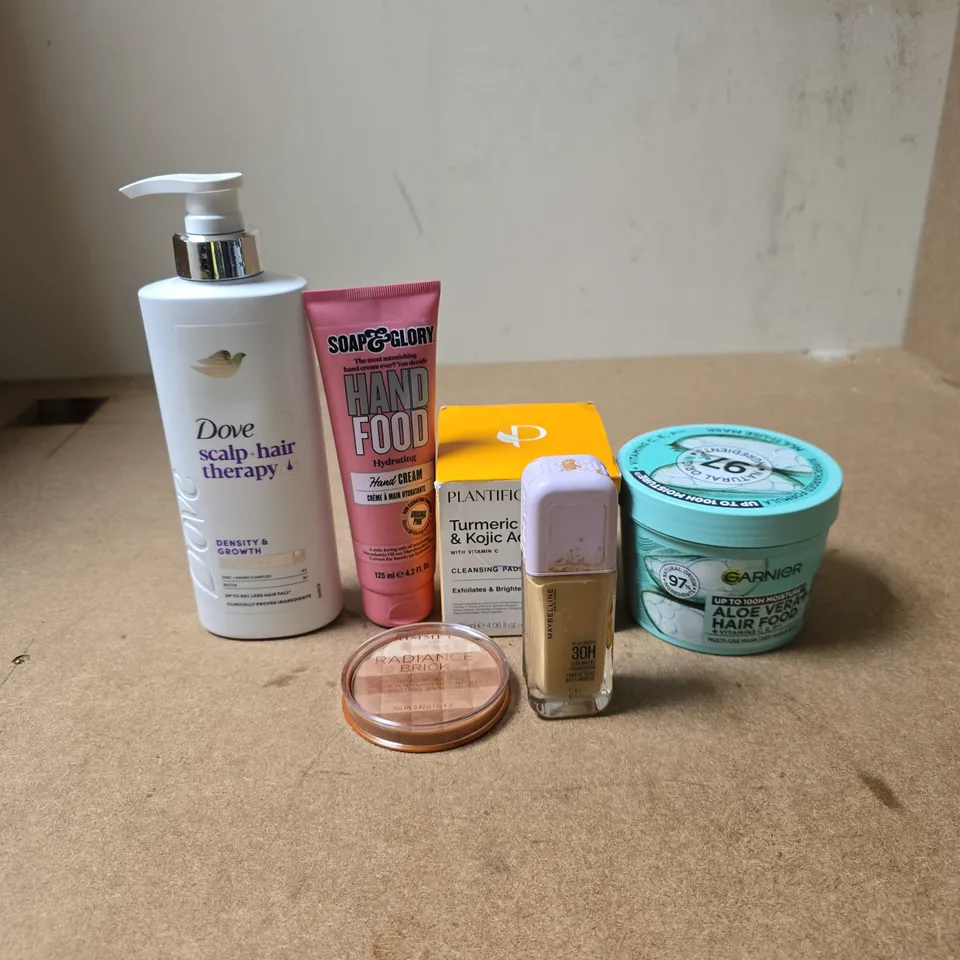 TOTE OF APPROXIMATELY 20 ASSORTED COSMETIC ITEMS TO INCLUDE DOVE SCALP HAIR THERAPY, SOAP & GLORY HAND FOOD, GARNIER ALOE VERA+ HAIR FOOD, RIMMEL RADIANCE BRICK ETC