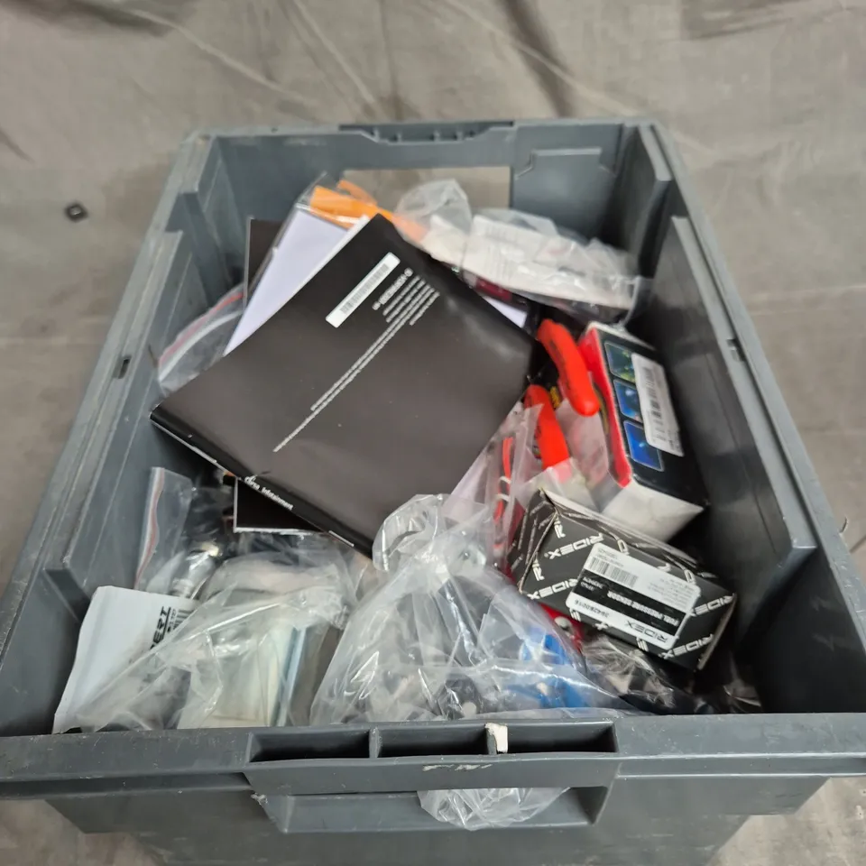 TOTE OF APPROXIMATELY. 15 ASSORTED CAR ITEMS TO INCLUDE CAR BOOKLETS , TOOLS AND OIL CLEANING BRUSHES 