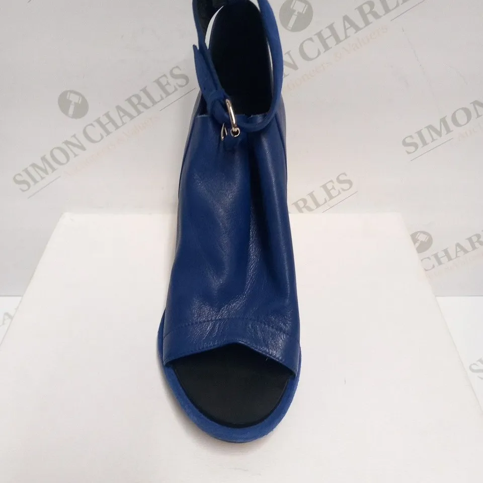 BOXED BALENCIAGA BLUE INDIGO LEATHER SANDAL SIZE 39