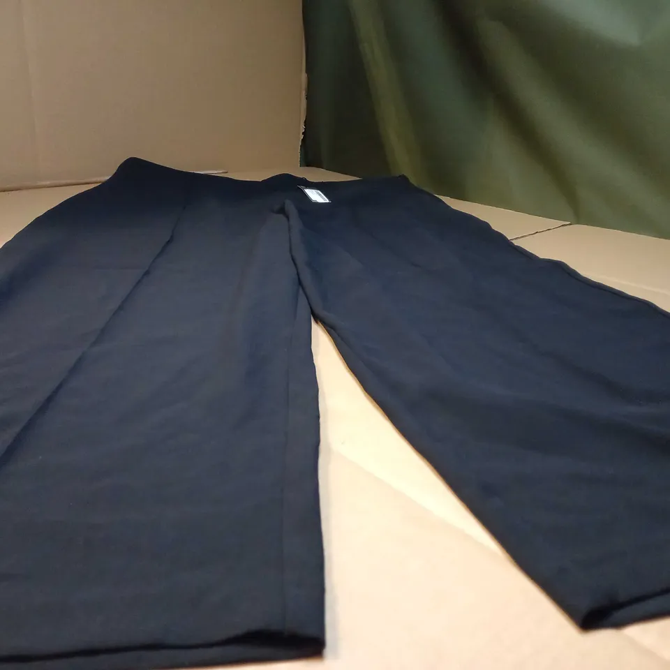 WAREHOUSE BLACK CURVE PINTUCK WIDE CROP TROUSERS - SIZE 20