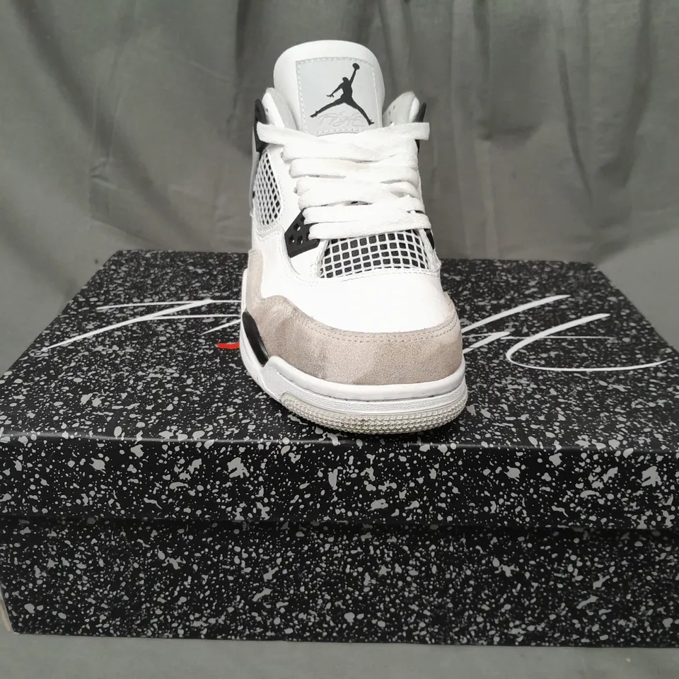 BOXED PAIR OF NIKE AIR JORDAN SHOES IN WHITE/BLACK UK SIZE 5.5