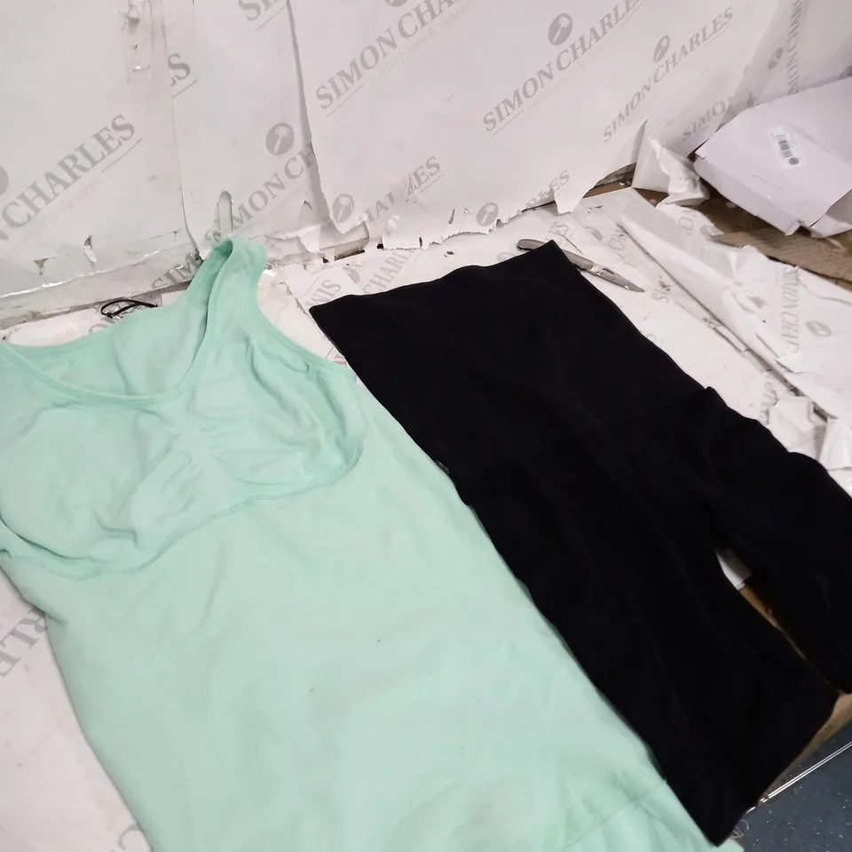 BOX OF APPROXIMATELY 20 GYM WOMENS CLOTHING ITEMS TO INCLUDE SHORTS, PANTS, TOPS ETC