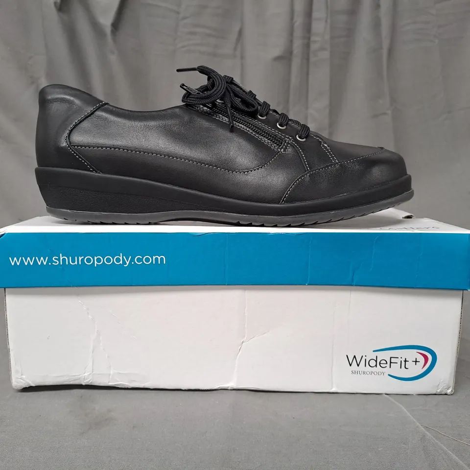 BOXED PAIR OF WIDEFIT + SHUROPODY SHOES IN BLACK UK SIZE 7