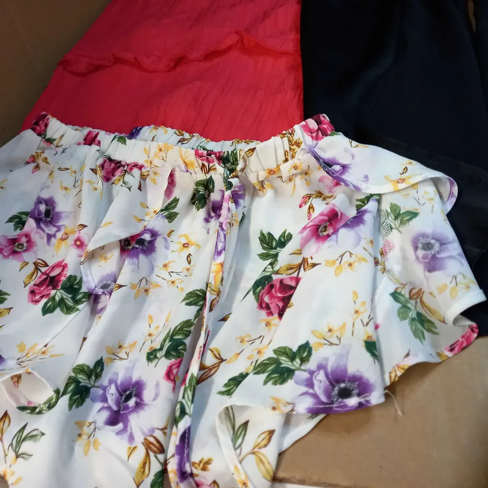 LOT OF APPROX 20 ASSORTED CLOTHING ITEMS VARYING IN SIZE/COLOUR/STYLE TO INCLUDE: TROUSERS, SKIRTS, TOPS