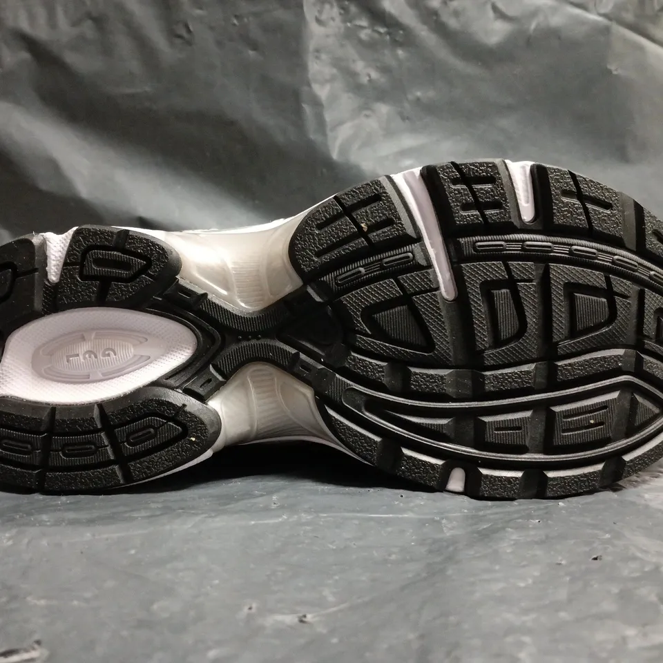 PAIR OF ASICS GEL-1130 TRAINERS IN WHITE/SILVER/BLACK SIZE UK 4.5