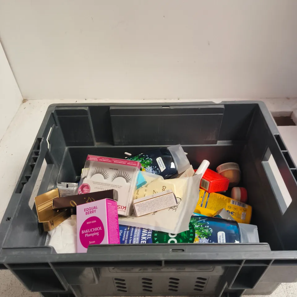 APPROXIMATELY 30 ASSORTED BEAUTY PRODUCTS INCLUDING ORIBE HAIR ALCHEMY FORTIFYING TREATMENT SERUM, VIEVE SUPER SKIN NOVA MOISTURE RICH PRIMER AND COLOGNE ONE ESCENTRIC MOLECULES
