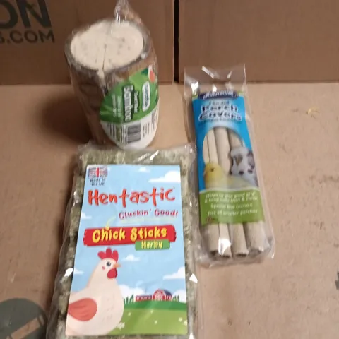 8 X ASSORTED PET & WILD BIRD PRODUCTS TO INCLUDE PERCH COVERS, SUET FILLED BAMBOO, CHICK STICKS ETC 