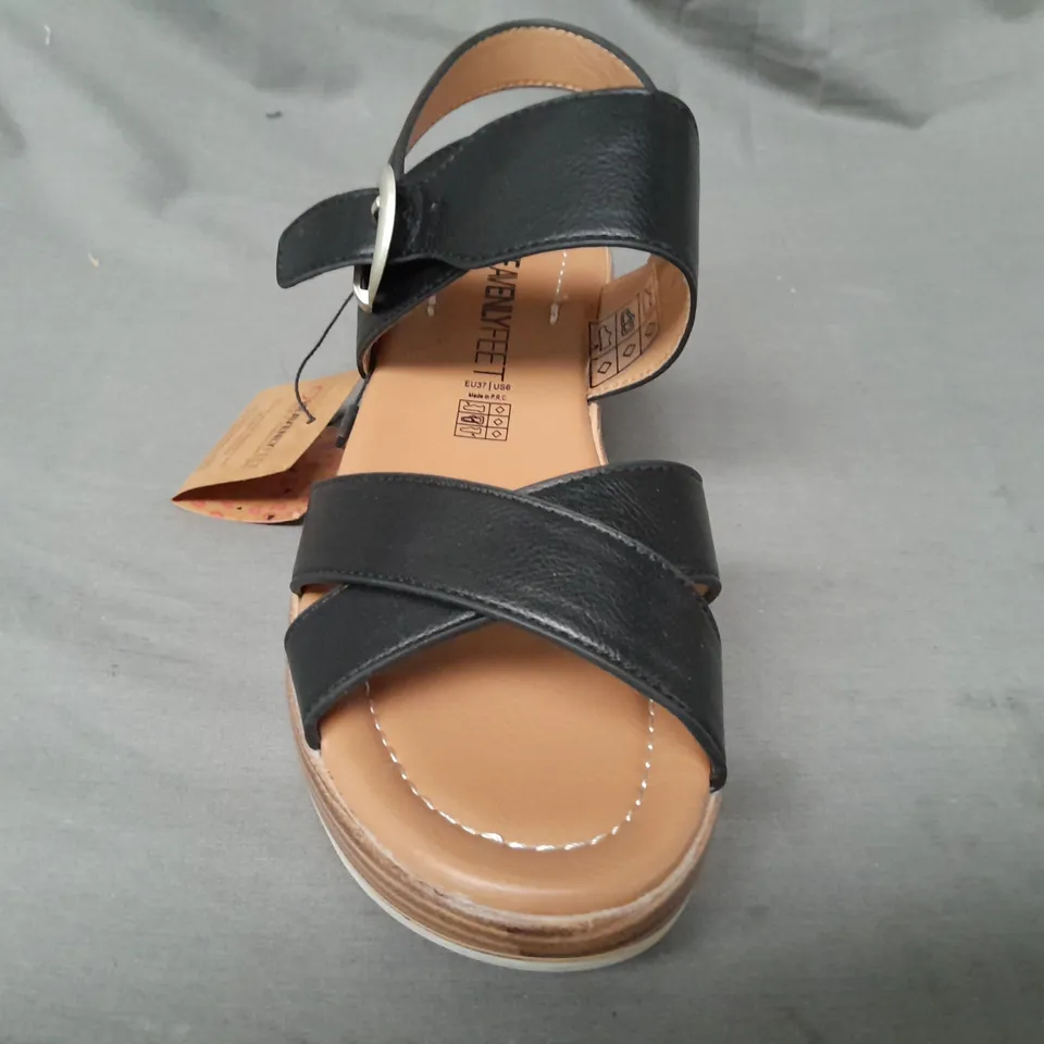 BOXED PAIR OF HEAVENLY FEET OPEN TOE WEDGE SANDALS IN BLACK EU SIZE 37