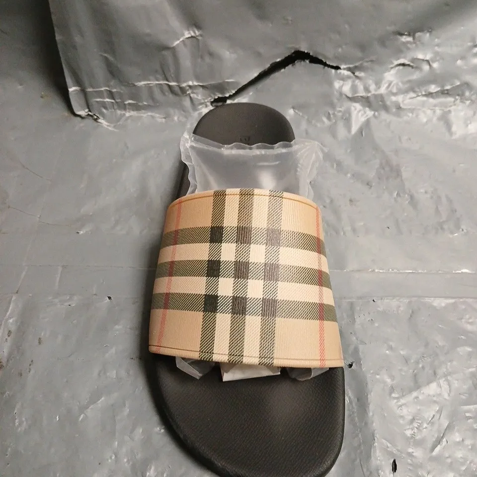 PAIR OF BURBERRY OPEN TOE SANDALS - 6.5