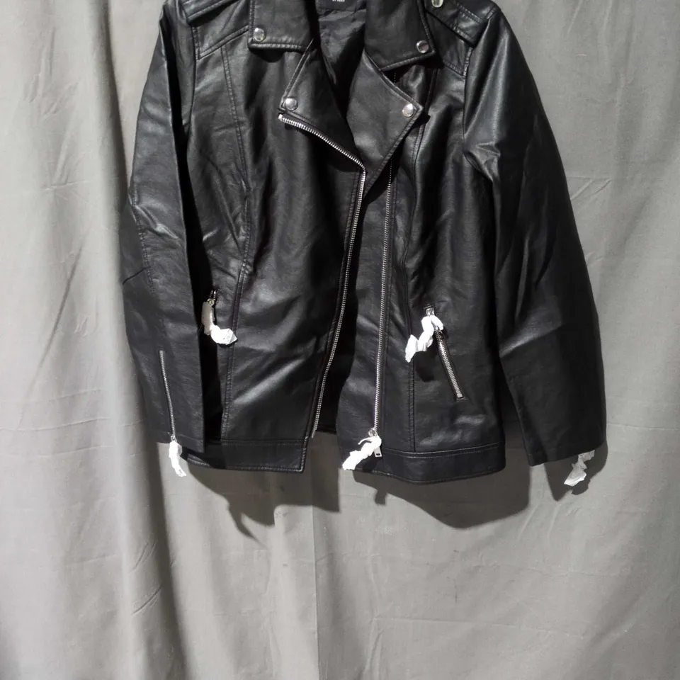 APPROXIMATLY 25 ITEMS INCLUDING TOPS COATS PANTS ECT