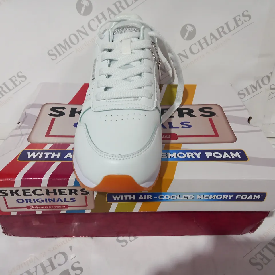 BOXED PAIR OF SKECHERS SHOES IN WHITE/LILAC W. SLIVER GLITTER EFFECT UK SIZE 6
