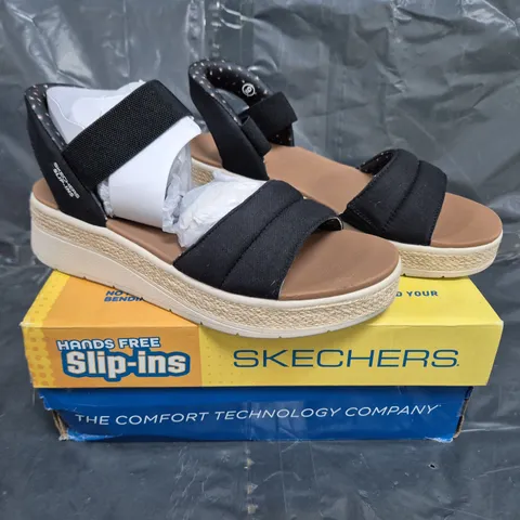 BOXED PAIR OF SKECHERS SUN RAY OPEN TOE SANDALS IN BLACK SIZE 6