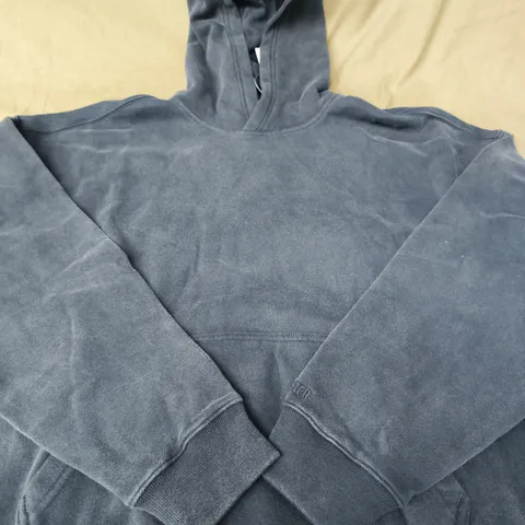 HOLLISTER HOODED SWEATSHIRT – SIZE M