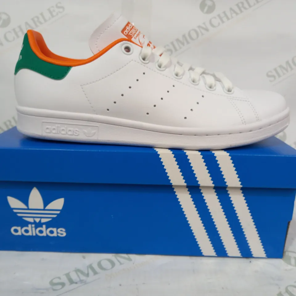 BOXED PAIR OF ADIDAS STAN SMITH OG SHOES IN WHITE/ORANGE/GREEN UK SIZE 6