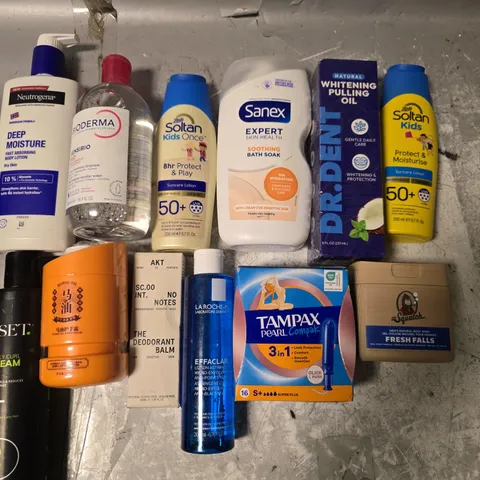 APPROXIMATELY 20 ASSORTED HEALTH AND BEAUTY ITEMS TO INCLUDE SANEX BATH SOAK, WHITENING PULLING OIL AND DR SQUATCH BODY WASH
