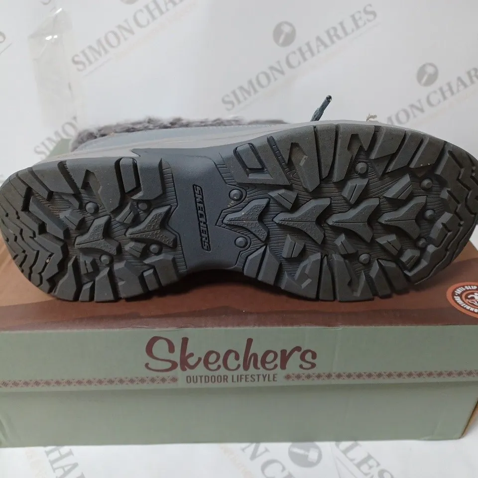 BOXED PAIR OF SKECHERS TREGO BOOTS GREY - SIZE 8