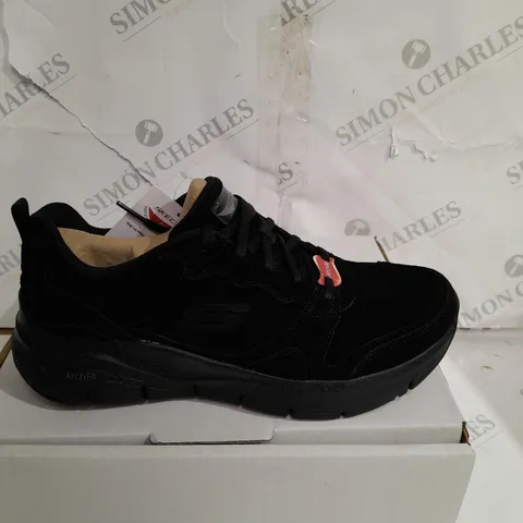 PAIR OF SKECHERS ARCH FIT TRAINERS BLACK UK SIZE 5.5