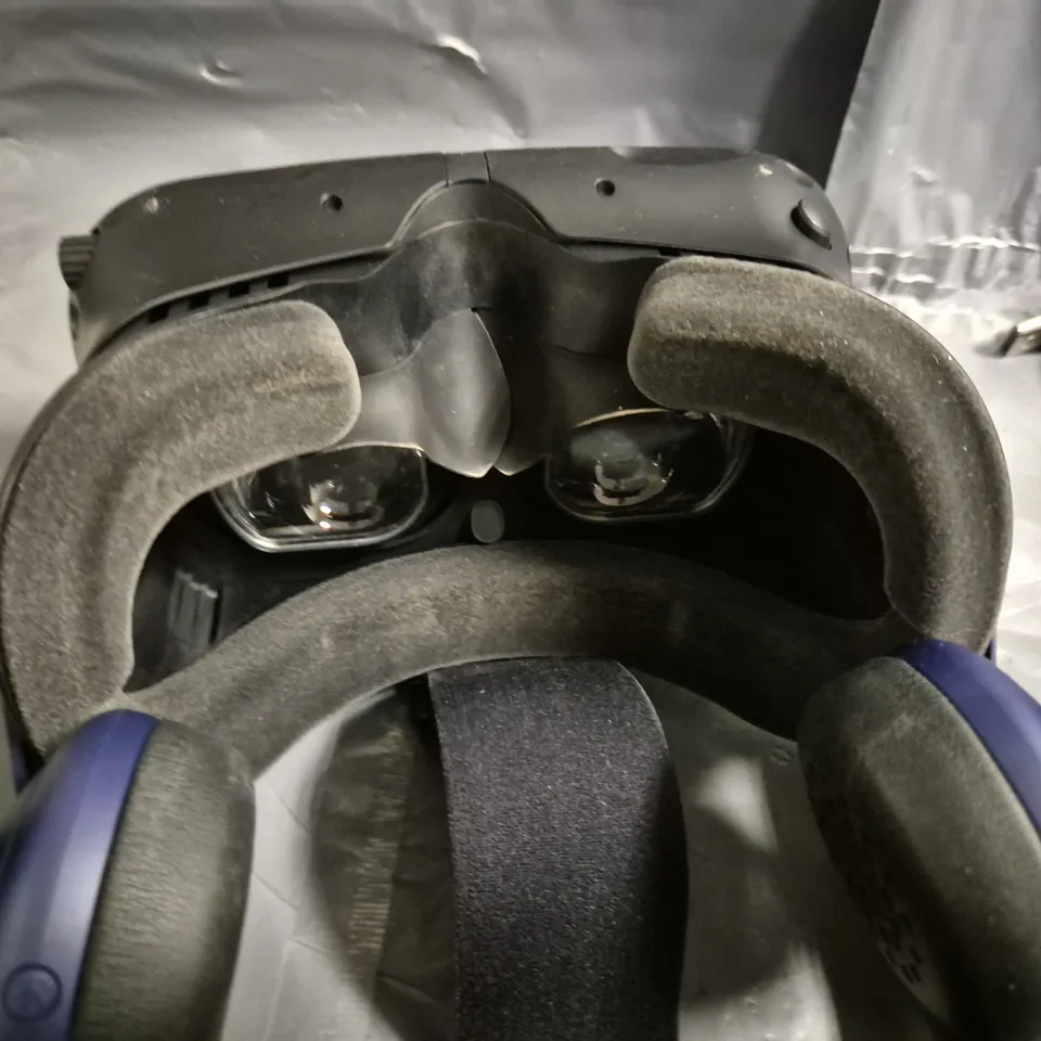 VIVE PRO 2 VIRTUAL REALITY HEADSET AND CONTROLLERS