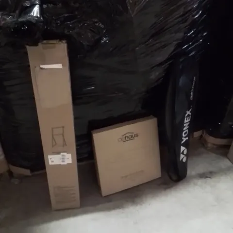 PALLET OF ASSORTED HOUSEHOLD GOODS AND PRODUCTS TO INCLUDE;CLOTHING RACK,ROUND TRAY,TENNIS RACKET 