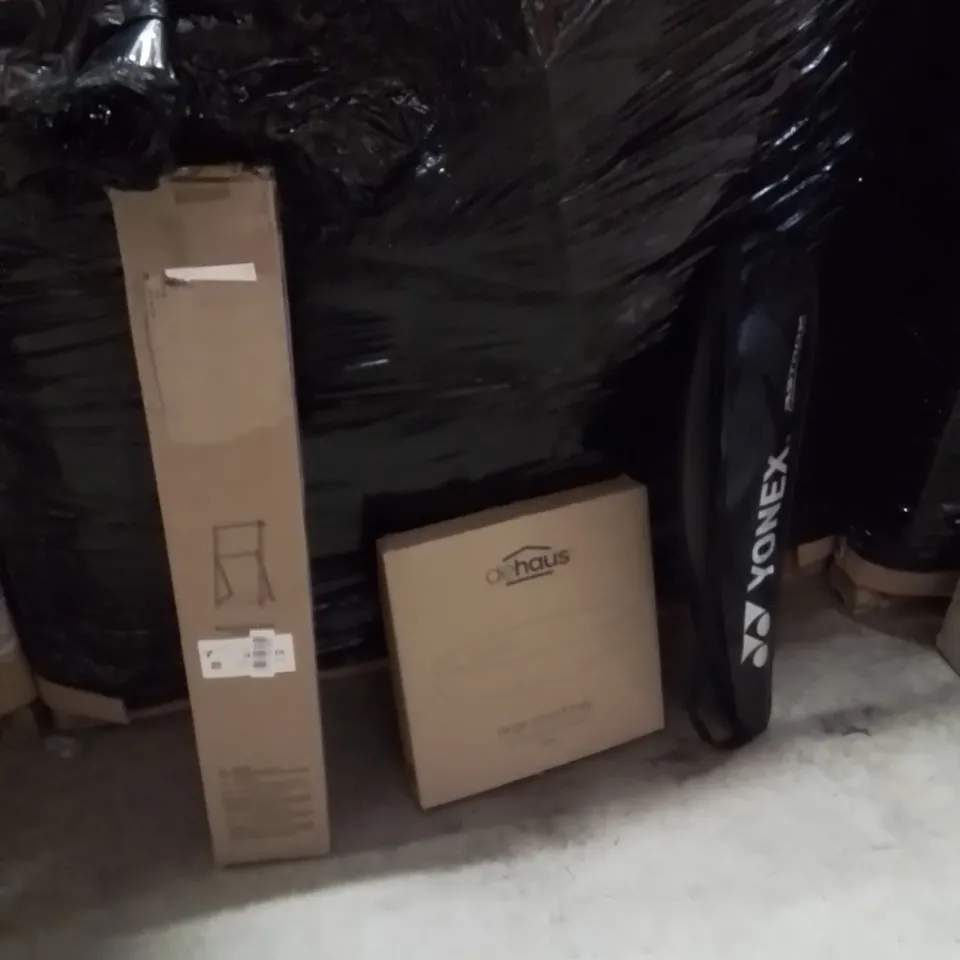PALLET OF ASSORTED HOUSEHOLD GOODS AND PRODUCTS TO INCLUDE;CLOTHING RACK,ROUND TRAY,TENNIS RACKET 