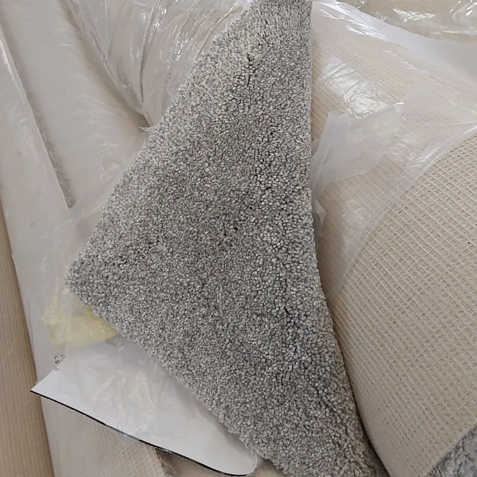 ROLL OF QUALITY FEELING FROZEN WATER CARPET // SIZE: APPROX. 4 X 4.7m