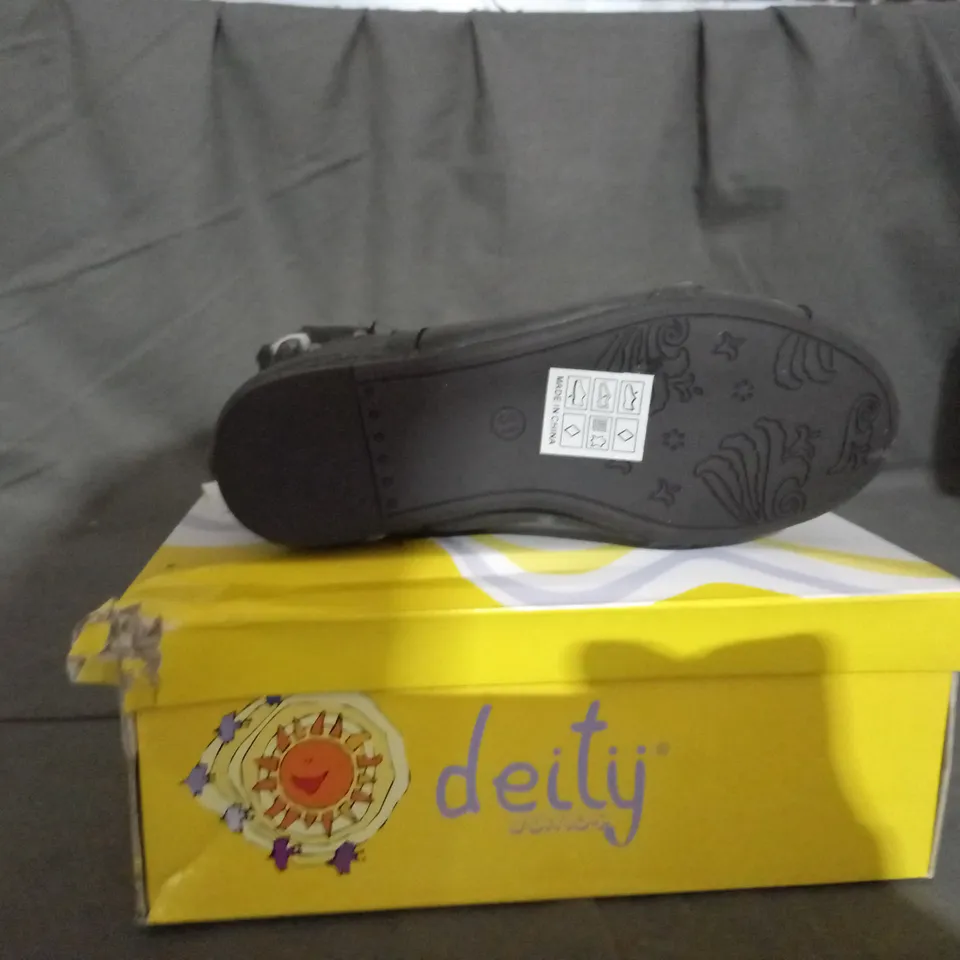 APPROXIMATELY 8 BOXED PAIR OF DEITY JUNIOR KIDS SHOES IN VARIOUS SIZES TO INCLUDE SIZE 36EU