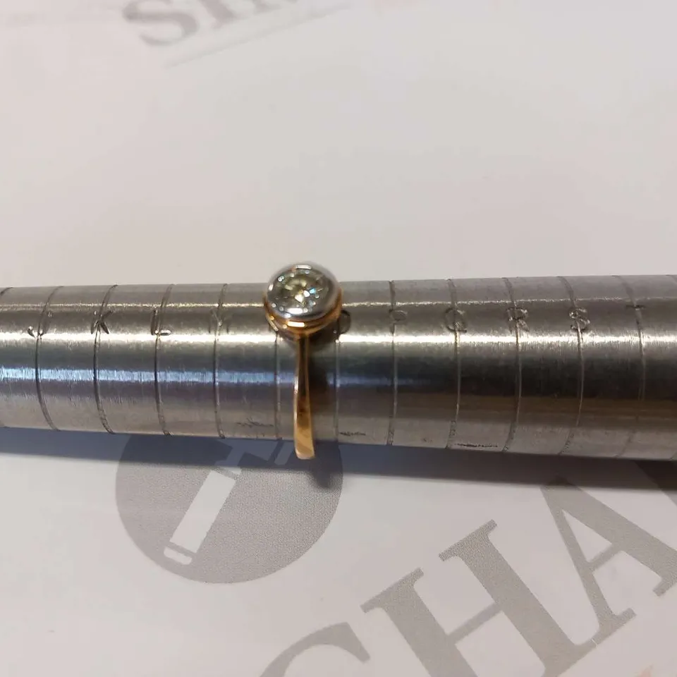 18CT GOLD SOLTAIRE RING RUB OVER SET WITH A NATURAL DIAMOND